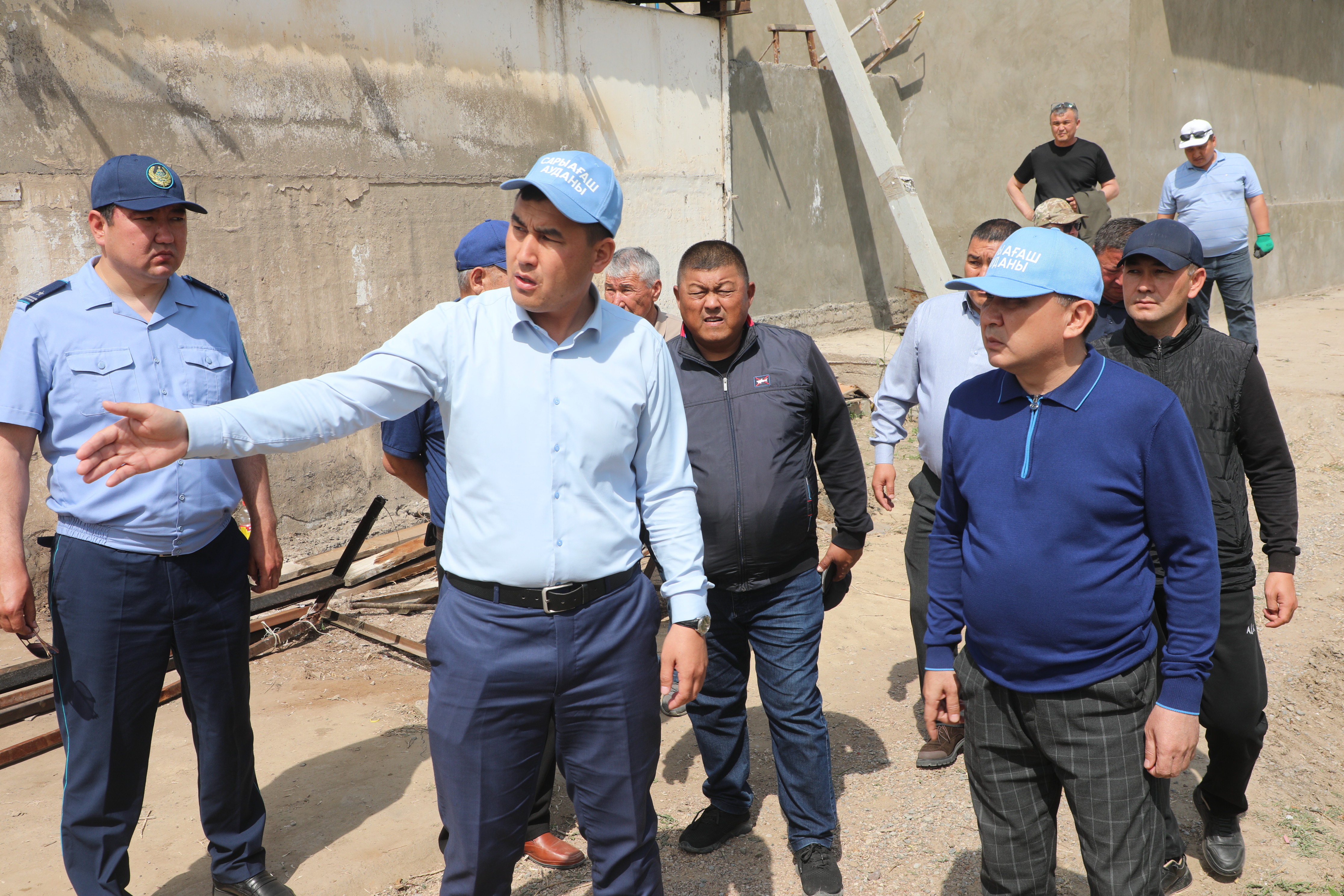 В ГОРОДЕ САРЫАГАШ ПРОДОЛЖАЮТСЯ РАБОТЫ ПО СНОСУ НЕЗАКОННО ПОСТРОЕННЫХ ОБЪЕКТОВ