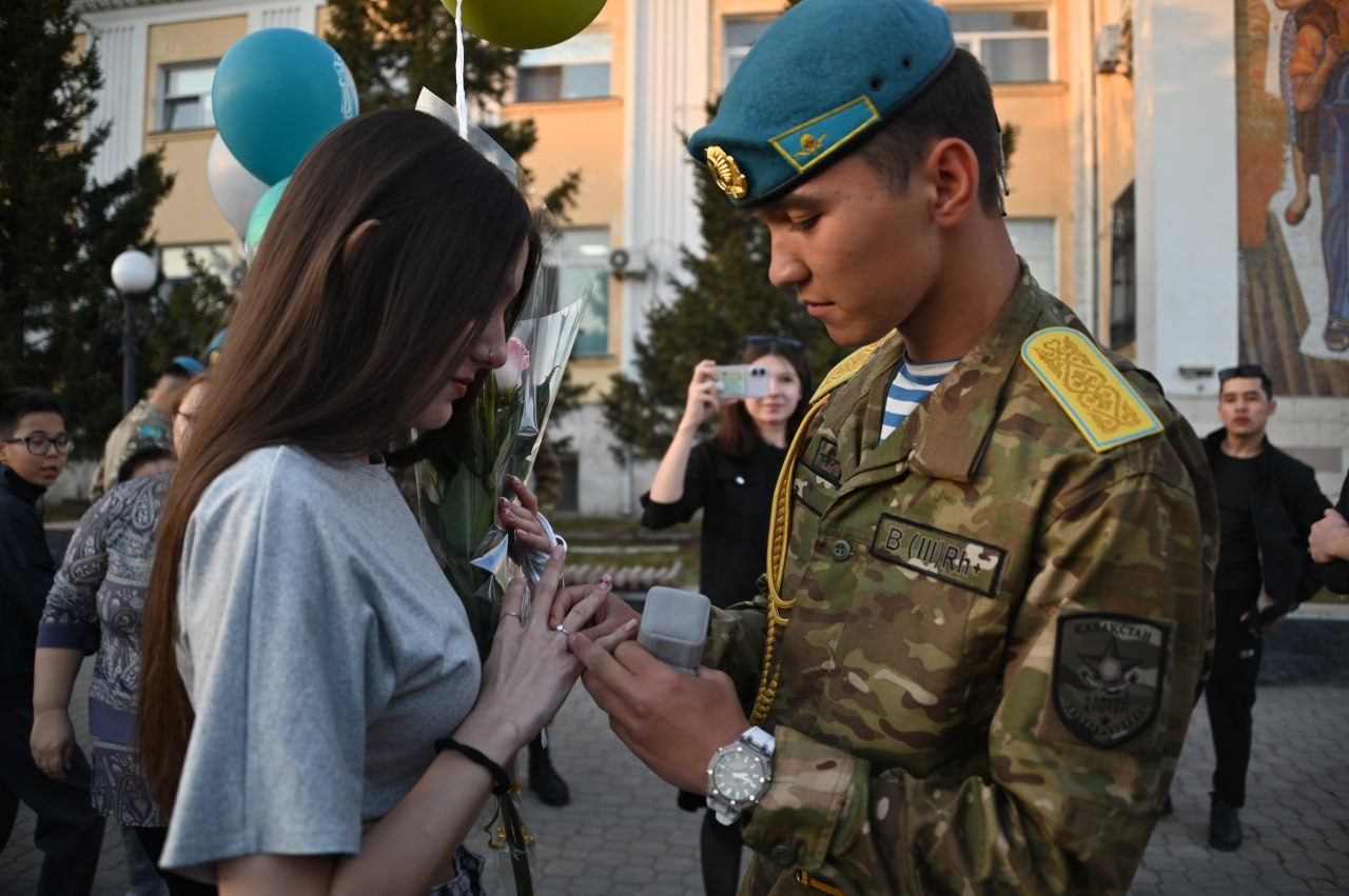 Астанада десантшы сарбаздарды салтанатты түрде қарсы алды