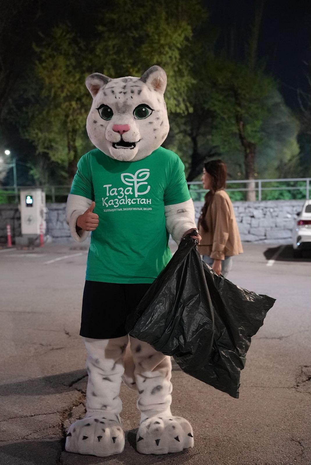 Алматыда «Қайрат» – «Астана» матчынан кейін жанкүйерлер еріктілермен бірге стадионды тазалады