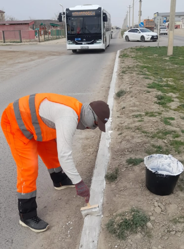 munaily_kyzyltobe   1 нед. Қызылтөбе-2 тұрғын үй алабының аудандық маңыздағы автокөлік жолының бардюрларын тазалау, әктеу жұмыстары жүргізілді.  📍Қызылтөбе ауылдық округі әкімі аппаратының баспасөз қызметі.