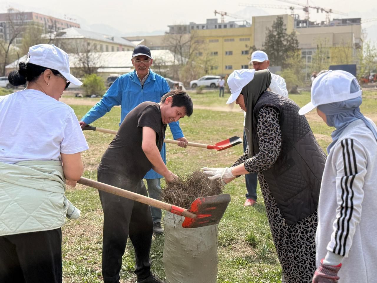 Қала тазалығы – ортақ жауапкершілік: Алматыда мәдениет саласының өкілдері сенбілікке белсенді қатысты