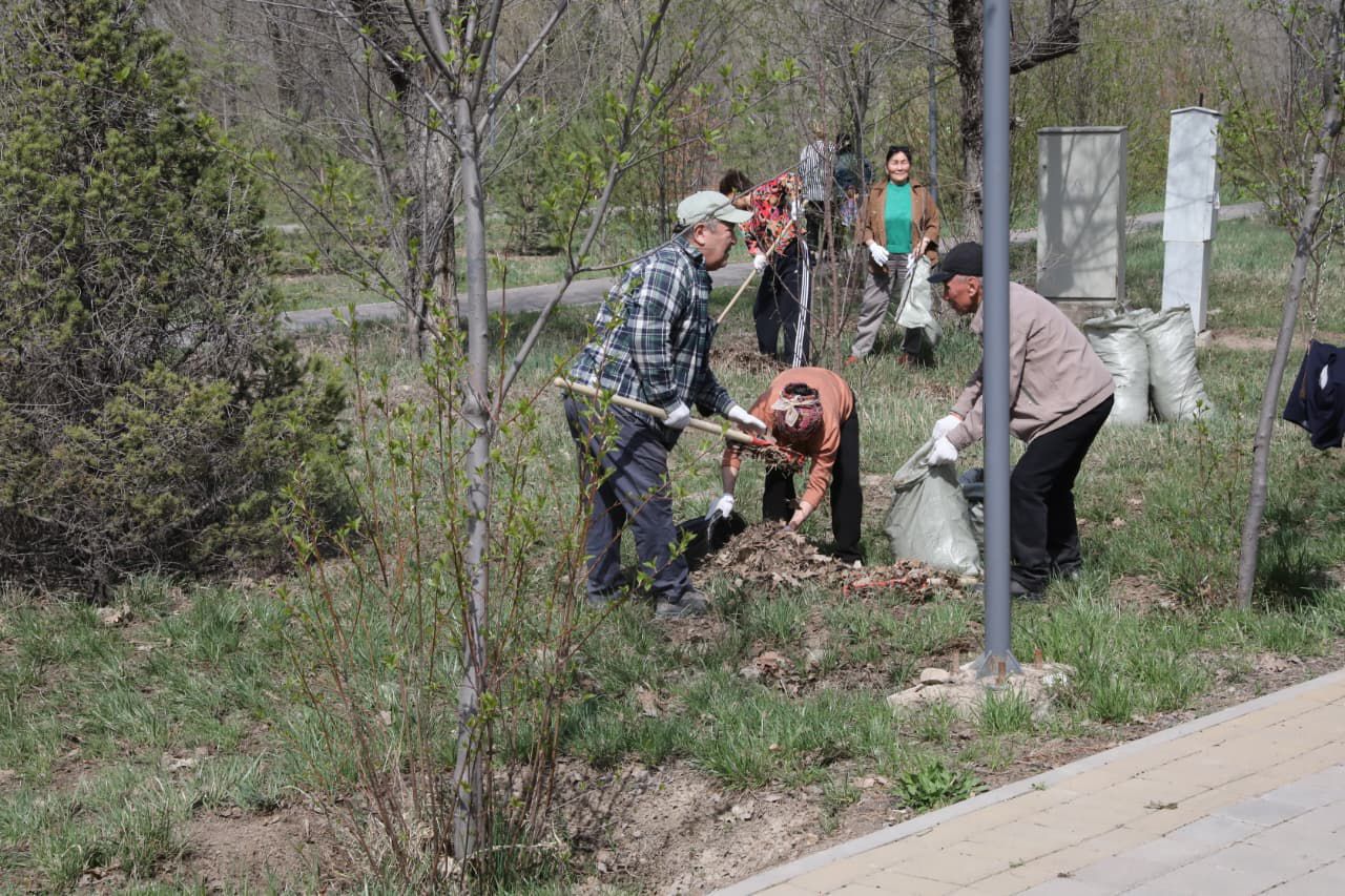 Алматылықтар «Желтоқсан» саябағында сенбілікке қатысты