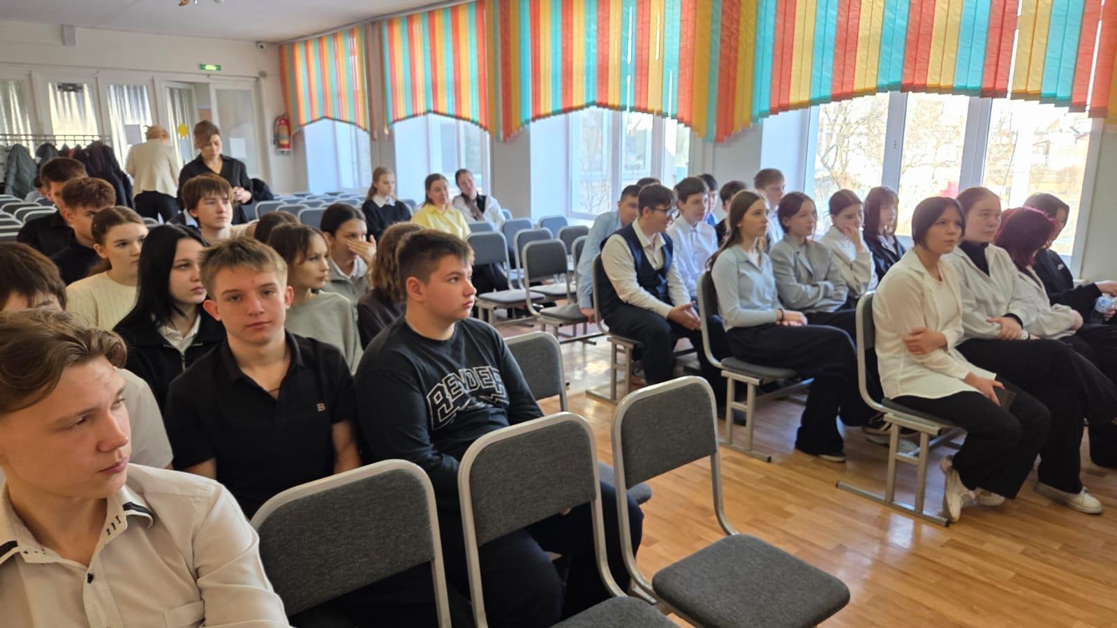 Мектеп оқушыларымен кездесу