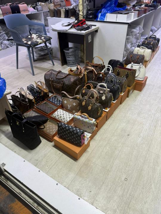 Әділет министрлігінің қызметкерлері «Louis Vuitton» және «Nesquik» тауар белгісімен жалған өнімдерді заңсыз пайдалану фактілерін анықтады