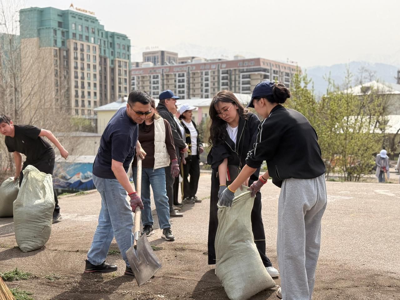 Қала тазалығы – ортақ жауапкершілік: Алматыда мәдениет саласының өкілдері сенбілікке белсенді қатысты