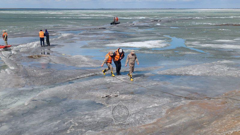 Павлодар облысы ТЖД құтқарушылары балықшыларды мұз құрсауынан құтқарды