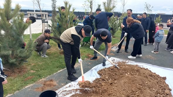 ТҮРКІСТАНДАҒЫ «КЕЛЕШЕК МЕКТЕПТЕРІ»  ЖОБАСЫ АЯСЫНДА САЛЫНҒАН БІЛІМ ҰЯСЫНА АТА-АНАЛАР МЕН ОҚУШЫЛАР КӨШЕТ ОТЫРҒЫЗДЫ