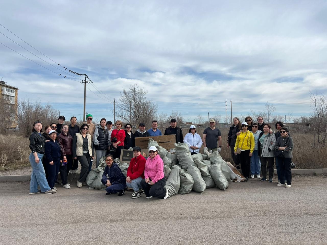 4 сәуірде мәслихат аппаратының қызметкерлері қала әкімі аппаратымен бірлесіп жалпы облыстық сенбілікке қатысты.