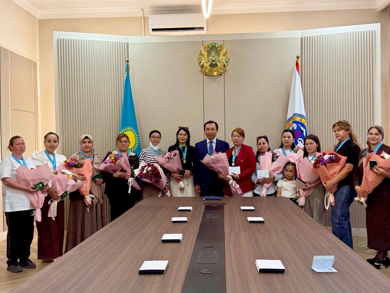 Көпбалалы аналарға мемлекеттік марапаттар табысталды