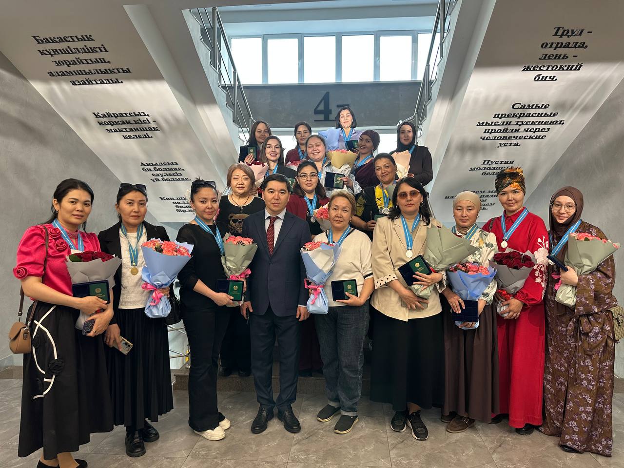 Бүгін ауданымызда көпбалалы аналарды «Алтын алқа» және «Күміс алқа» мемлекеттік төсбелгілерімен марапаттау рәсімі өтті