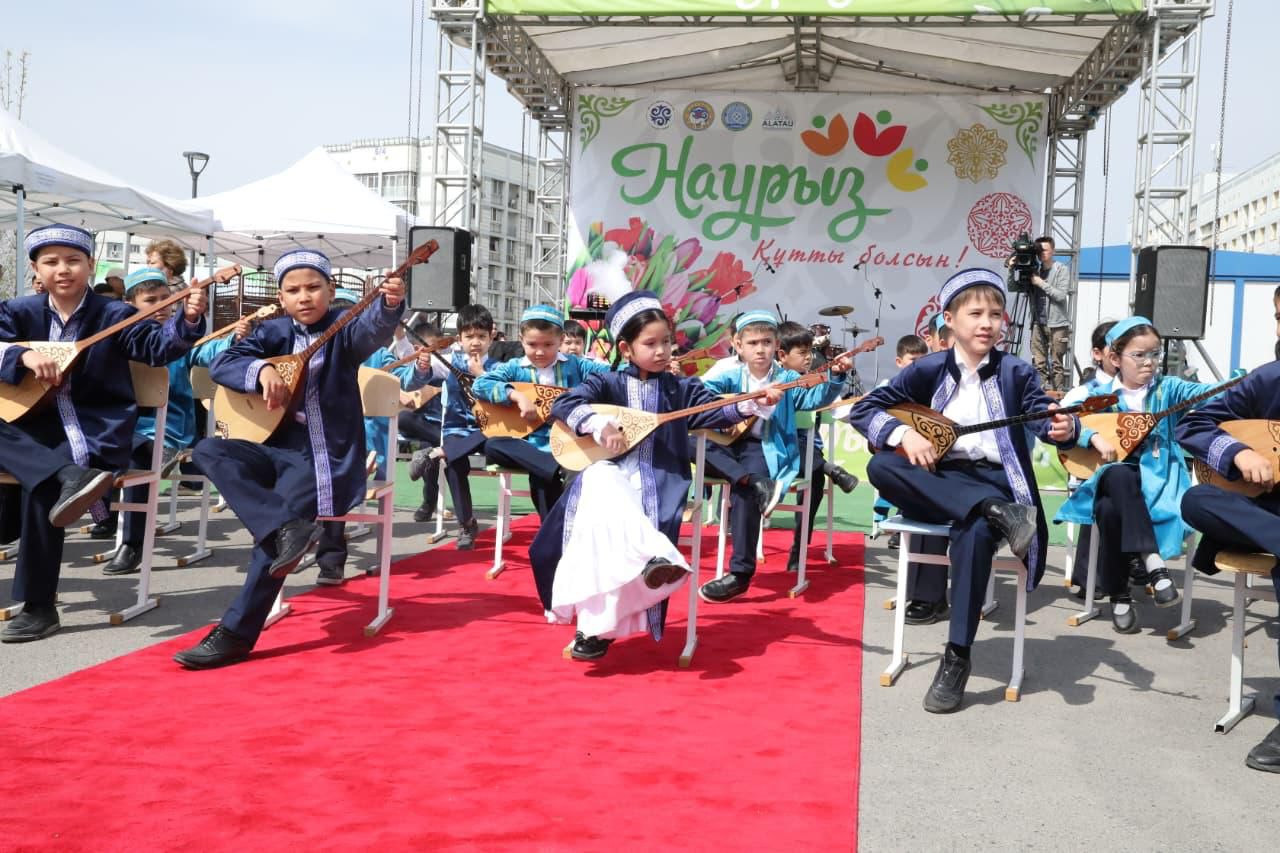 Алматыда «Тамырлас» жобасы бастау алды: ұстаздар мен жастар «Тәлімгерлер аллеясының» негізін қалады