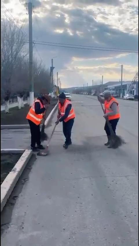 Аудан орталығы — Ақсу-Аюлы ауылында «Таза Қазақстан» республикалық экологиялық бағдарламасын қолдау мақсатында кең көлемді санитарлық-тазалық жұмыстары ұйымдастырылды. Тазалық жұмыстарына аудандық мекеме қызметкерлері, жастар мен белсенді тұрғындар біркісідей атсалысты.