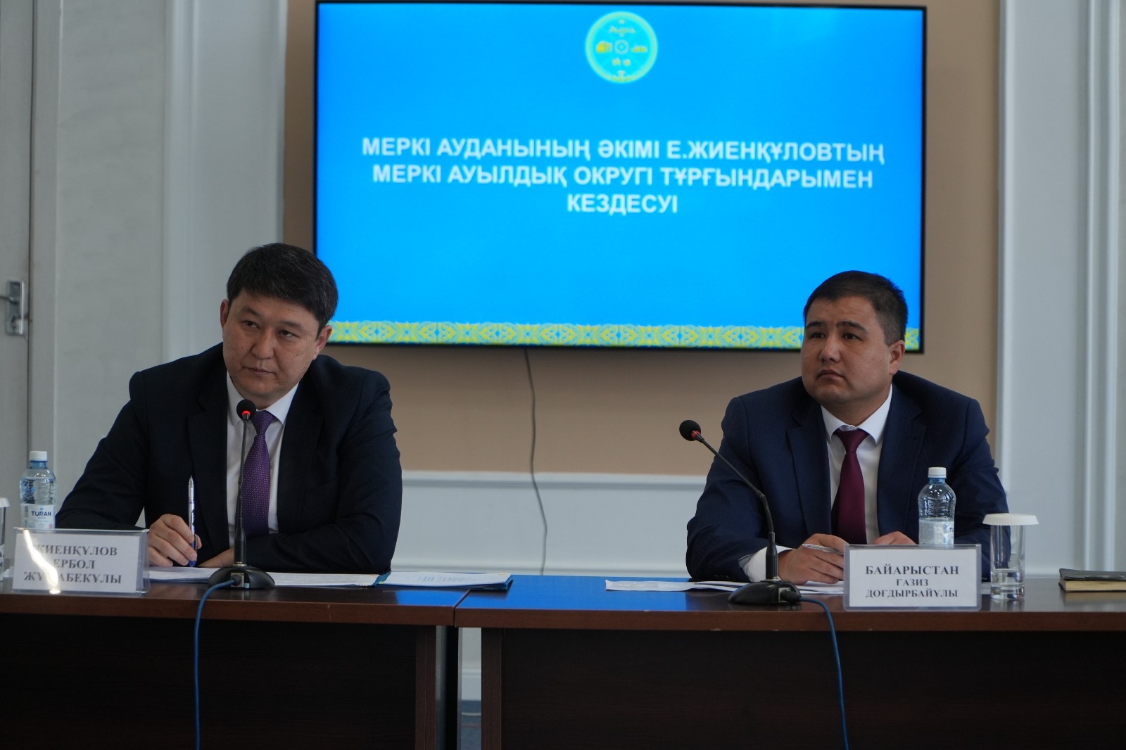 МЕРКІДЕ ӨЗЕКТІ МӘСЕЛЕЛЕР АШЫҚ ТАЛҚЫЛАНДЫ