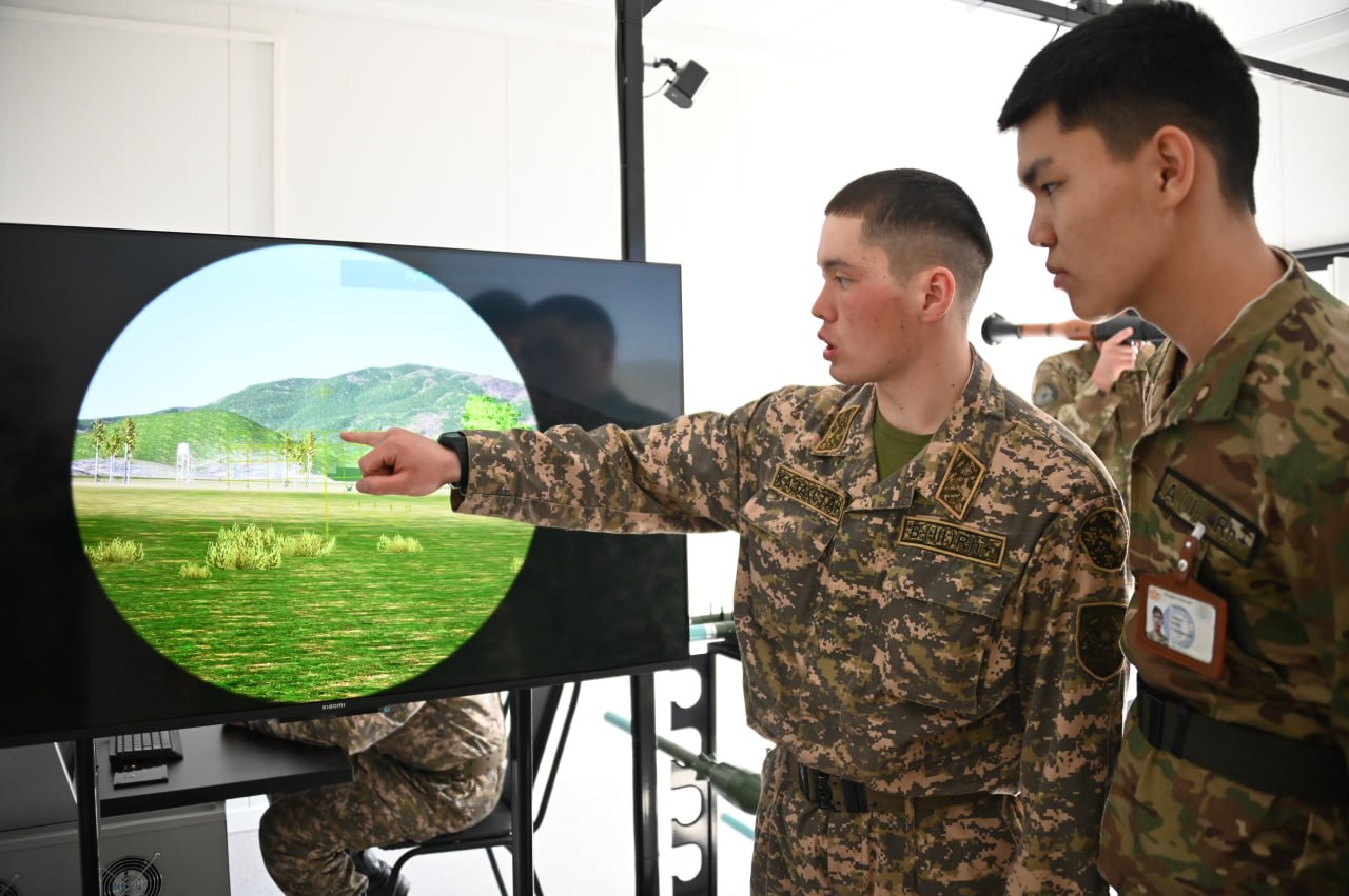Әскери кафедра курсанттары әскери-есептік мамандық негіздерін тәжірибе жүзінде меңгеруде