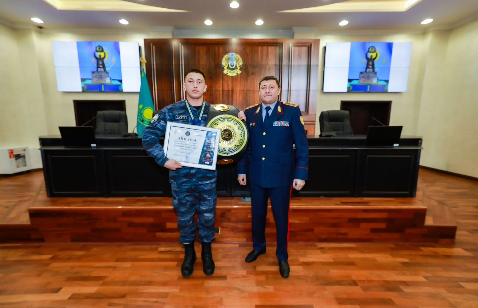 Кілем үстіндегі мықты: елордалық полицей ел чемпионы атанды