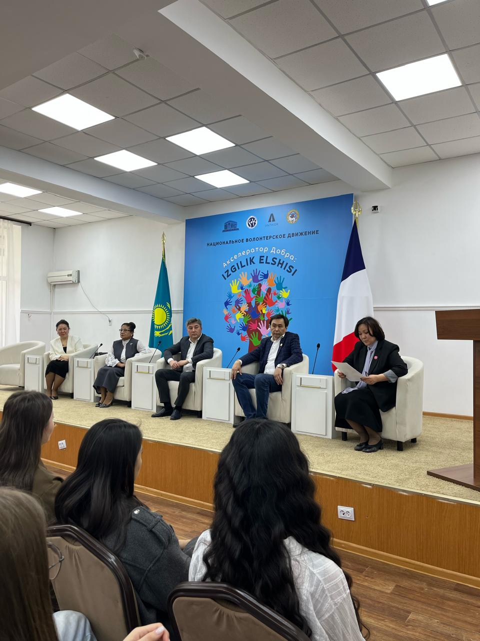 Мемлекетаралық «ТМД-дағы Денсаулық және адам құқықтары апталығы» аясында Абай атындағы ҚазҰПУ жанындағы Сорбонна-Қазақстан институты мен Лотарингия университетінің филиалы алаңында Алматы қаласының заң қауымдастығы өкілдерінің қатысуымен сараптамалық іс-шара өтті.