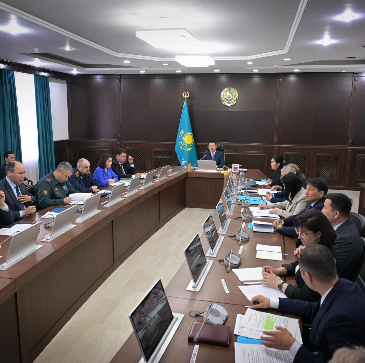 Бүгін облыс әкімдігінде өткен аппараттық жиналыста өңірдің өрт қаупі бар кезеңге дайындығы, сондай-ақ тұрғын үй кезегінде тұрған азаматтарға баспананы Отбасы банк арқылы бөлу тәртібі қаралды