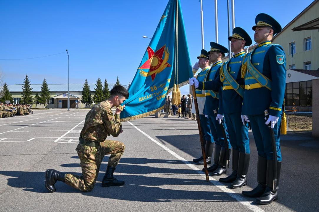 В Астане солдаты, призванные прошлой весной, попрощались с боевым знаменем
