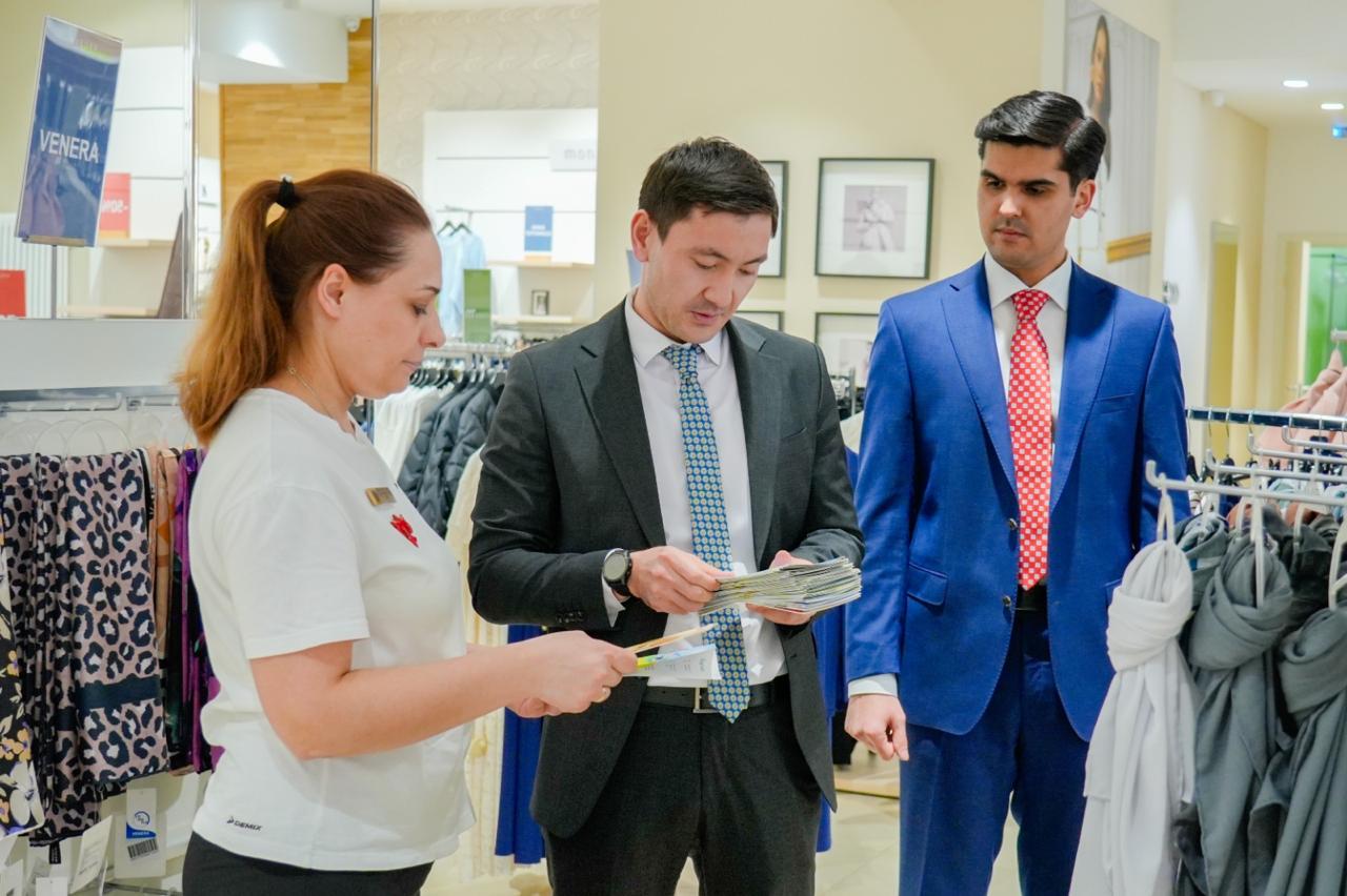 «Таза Қазақстан»: елордалық кәсіпкерлерге тазалықты сақтау жөнінде чек-парақшалар таратылды