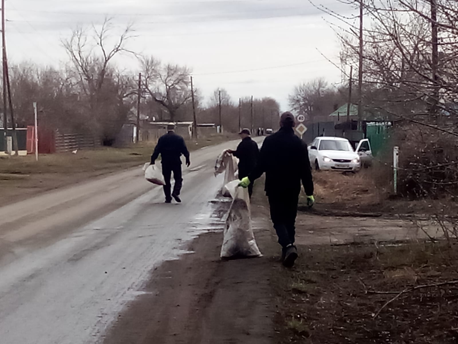 Ленин көшеде қоқысты жинау