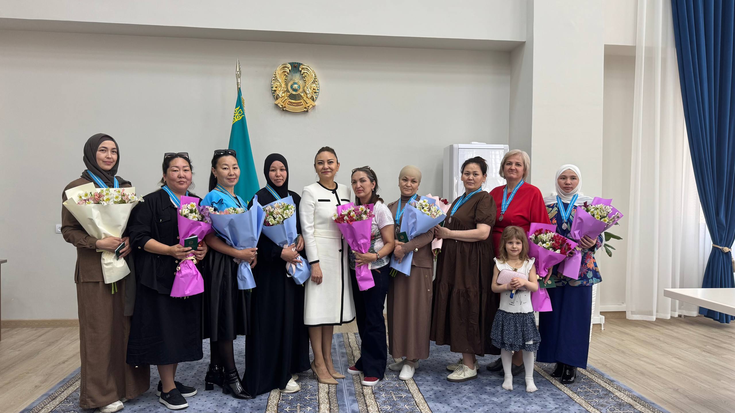 Наурызбай ауданында көпбалалы аналарды «Алтын алқа» және «Күміс алқа» марапаттау рәсімі өтті