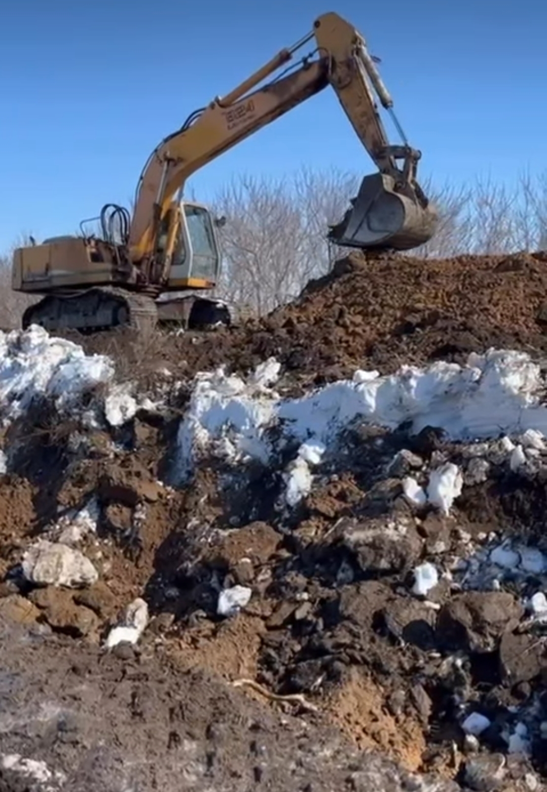Су тасқыннына қарсы іс-шаралар аясында Пригородное ауылында жер үйіндісін нығайту жұмыстары жалғасуда.