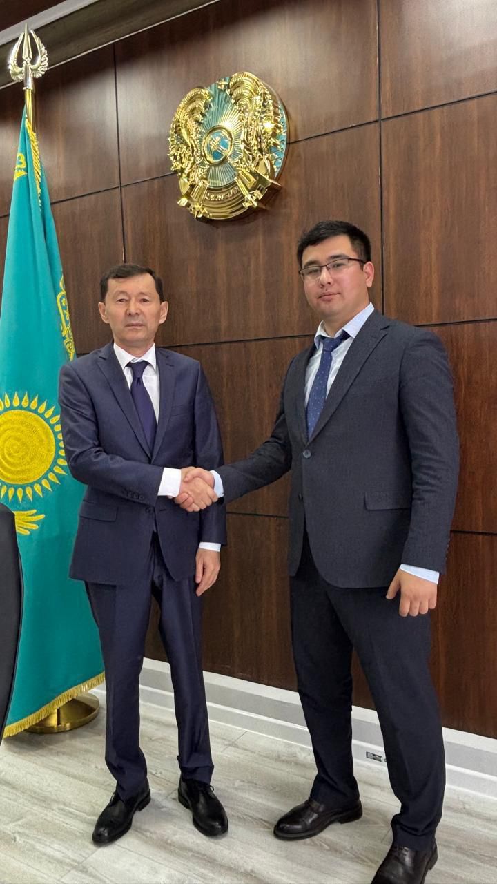 Кеше, 2026 жылдың 7 сәуірінде  Маңғыстау облысының санитариялық-эпидемиологиялық бақылау департаментінің басшысы М.У. Сербаев Қарақия аудандық санитариялық-эпидемиологиялық бақылау басқармасының басшысы лауазымына тағайындалған Сүйменов Мейірбек Шафурұлынын басқарма ұжымына және аудан активіне таныстырды.