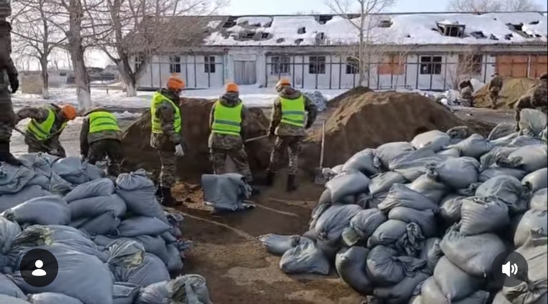 Пригородное ауылында су тасқынына қарсы іс-шараларды жүзеге асыру мақсатында инертті материалды қаптау жұмыстары жалғасуда және полиэтиленді дайындау