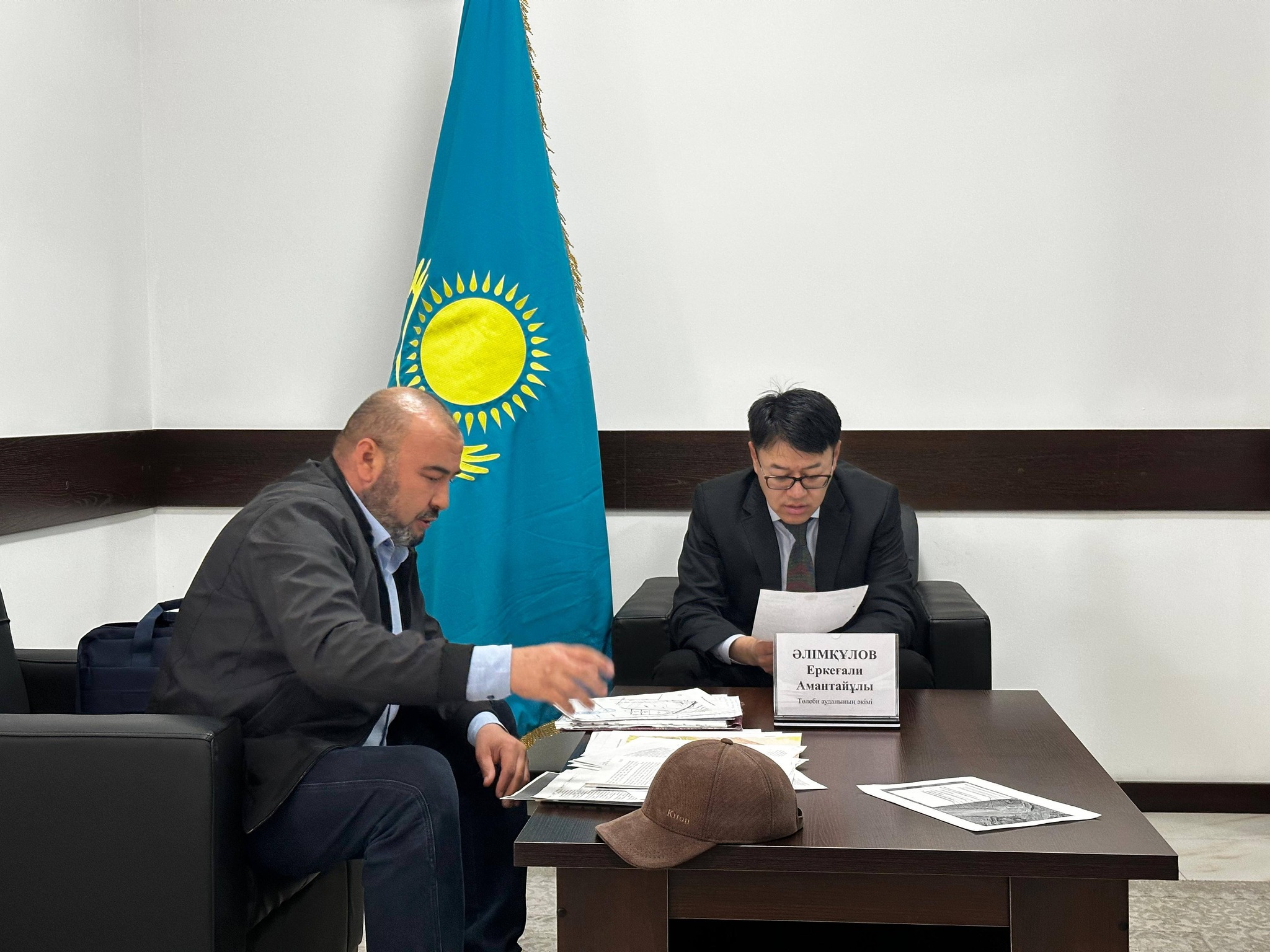 АУДАН ӘКІМІ ТҰРҒЫНДАРДЫ ЖЕКЕ МӘСЕЛЕЛЕРІ БОЙЫНША ҚАБЫЛДАДЫ