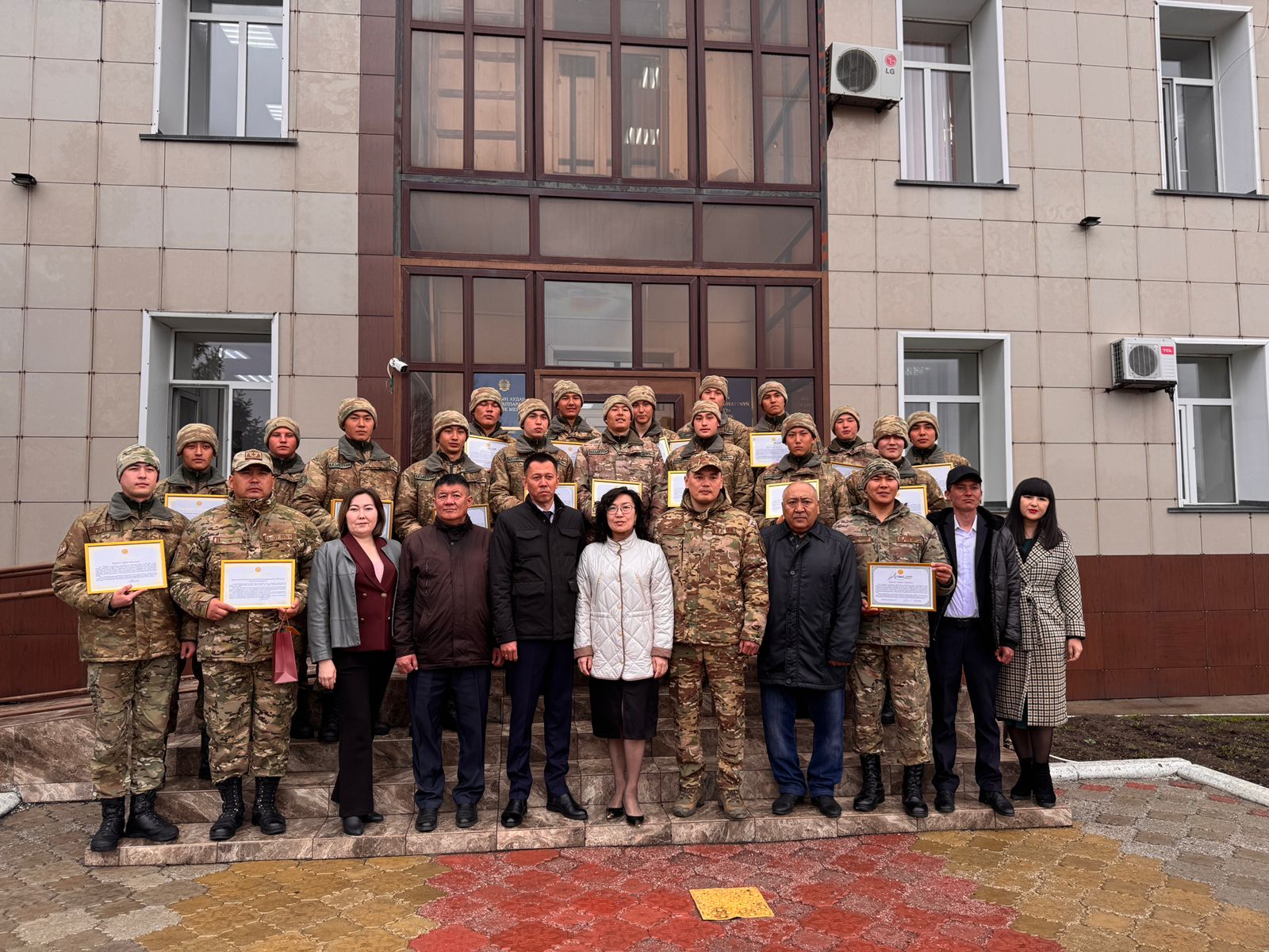 Жарқайың ауданында су тасқынына қарсы жұмыстарға қатысқан әскери қызметшілерге алғыс білдірілді