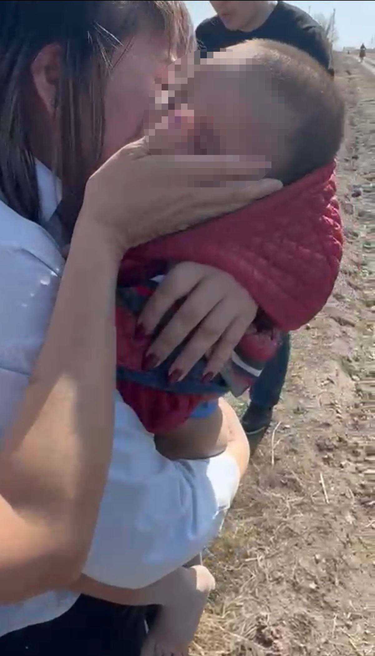 «Айналайын, келе ғой…» — Абай облысында атпен жүрген полицей айдалада 3 жастағы баланы тапты