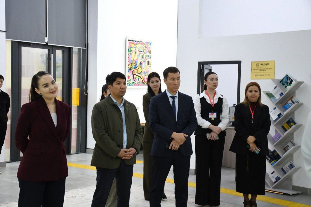 Қала әкімі Ғабит Сыздықбеков Tashenev University-дің инновациялық IT-инфрақұрылымымен танысты.