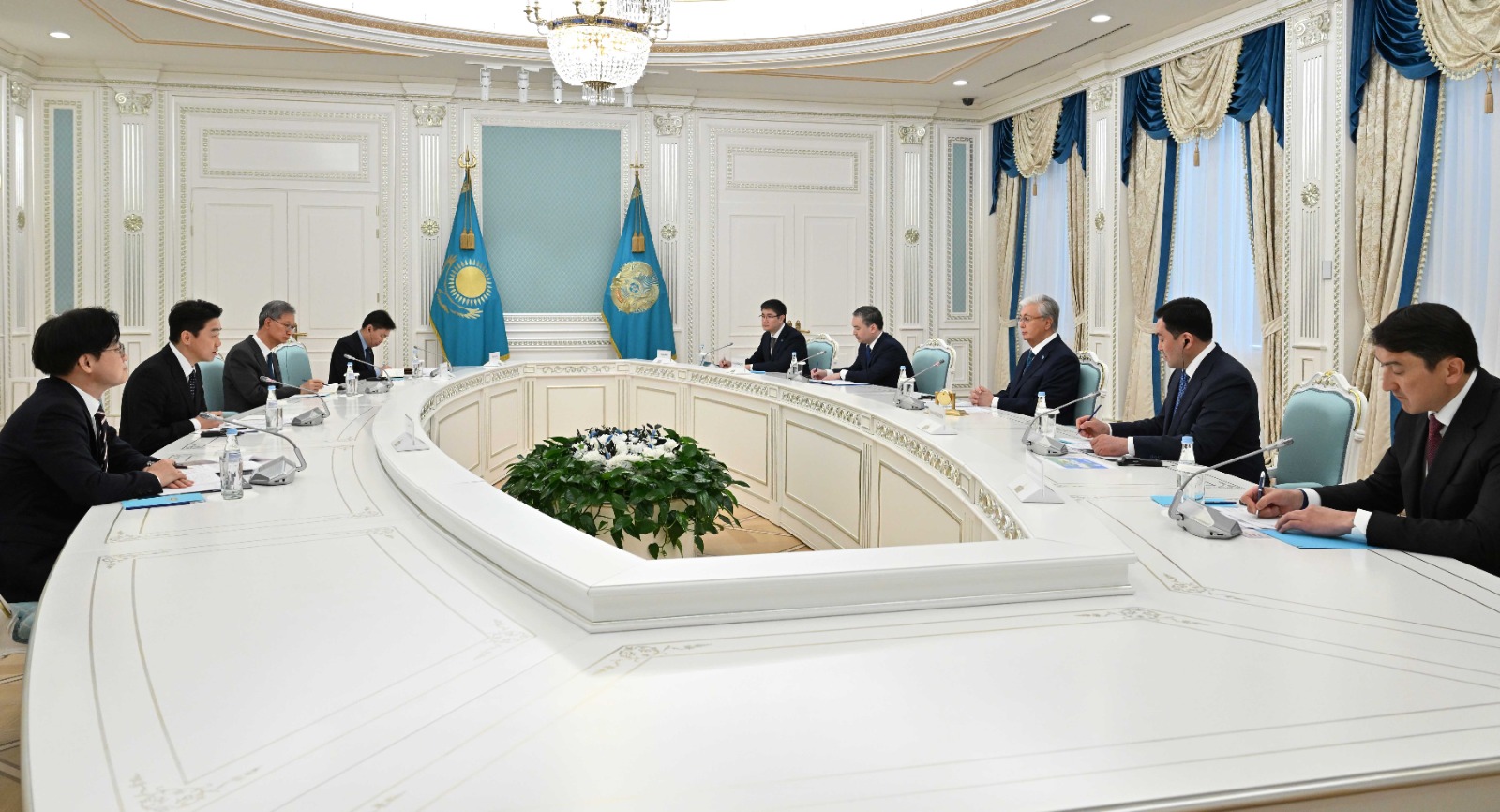 Қасым-Жомарт Тоқаев Корея Республикасы Президентінің арнаулы өкілі – Президент Әкімшілігінің басшысы Кан Хун Шикті қабылдады