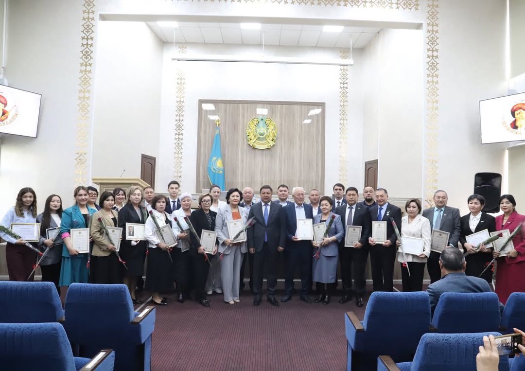 Бүгін аудан әкімдігінде ағымдағы жылдың 15 наурызында елімізде өткен саяси науқан барысында жоғары белсенділік танытып, қоғамдық-саяси жұмыстарға белсене атсалысқан бірқатар азаматтарға Қазақстан Республикасының Президенті Қасым-Жомарт Тоқаевтың Алғыс хаттары және Қазақстан Республикасының Мемлекеттiк кеңесшісі&nbsp;Ерлан Қариннің Алғыс хаты табысталды.