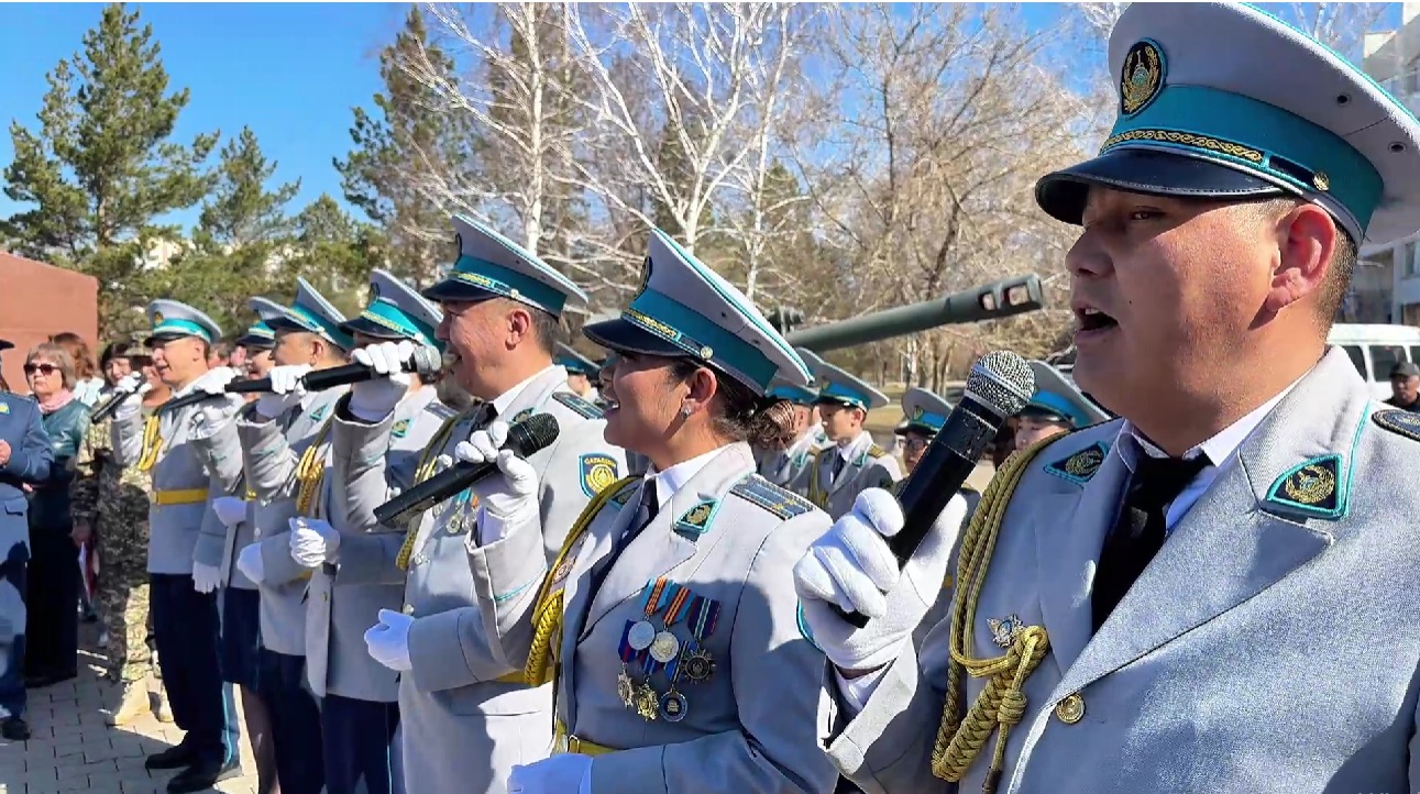 Полицейлер мен "Жас сақшы" полиция сыныптарының оқушылары әскери-техникалық мектептің әскерге шақырылушыларының ант қабылдауына арналған салтанатты іс-шараға қатысты