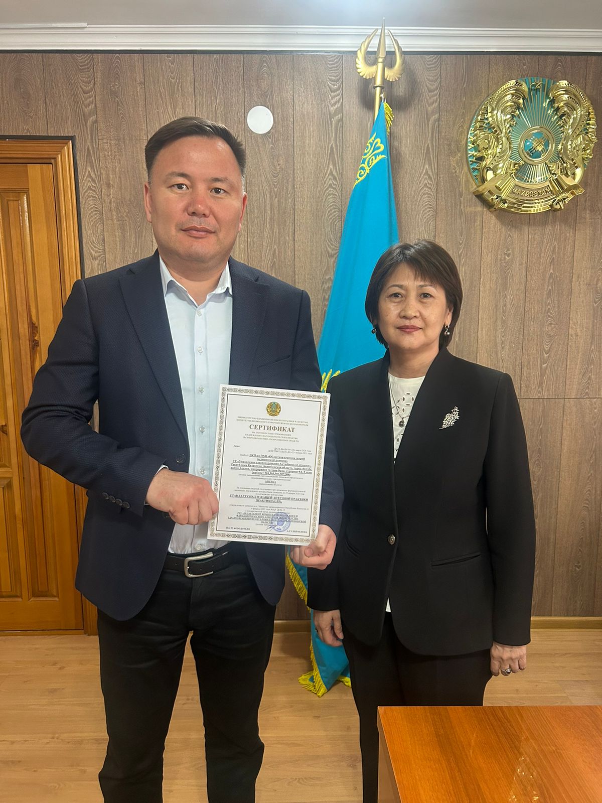 ҚР ДСМ Медициналық және фармацевтикалық бақылау Комитетінің Ақтөбе облысы бойынша департамент басшысы  А.Латыпова 2026 жылғы наурыз айында дәріхана басшыларына, оның ішінде тегін медициналық көмектің кепілдік берілген көлемі және міндетті әлеуметтік медициналық сақтандыру жүйесі шеңберлерінде дәрілік заттармен және медициналық бұйымдармен қамтамасыз ететін, дәріханаларға GРP тиісті дәріханалық практика стандартының талаптарына сәйкестігін растайтын сертификаттарын табыстады.