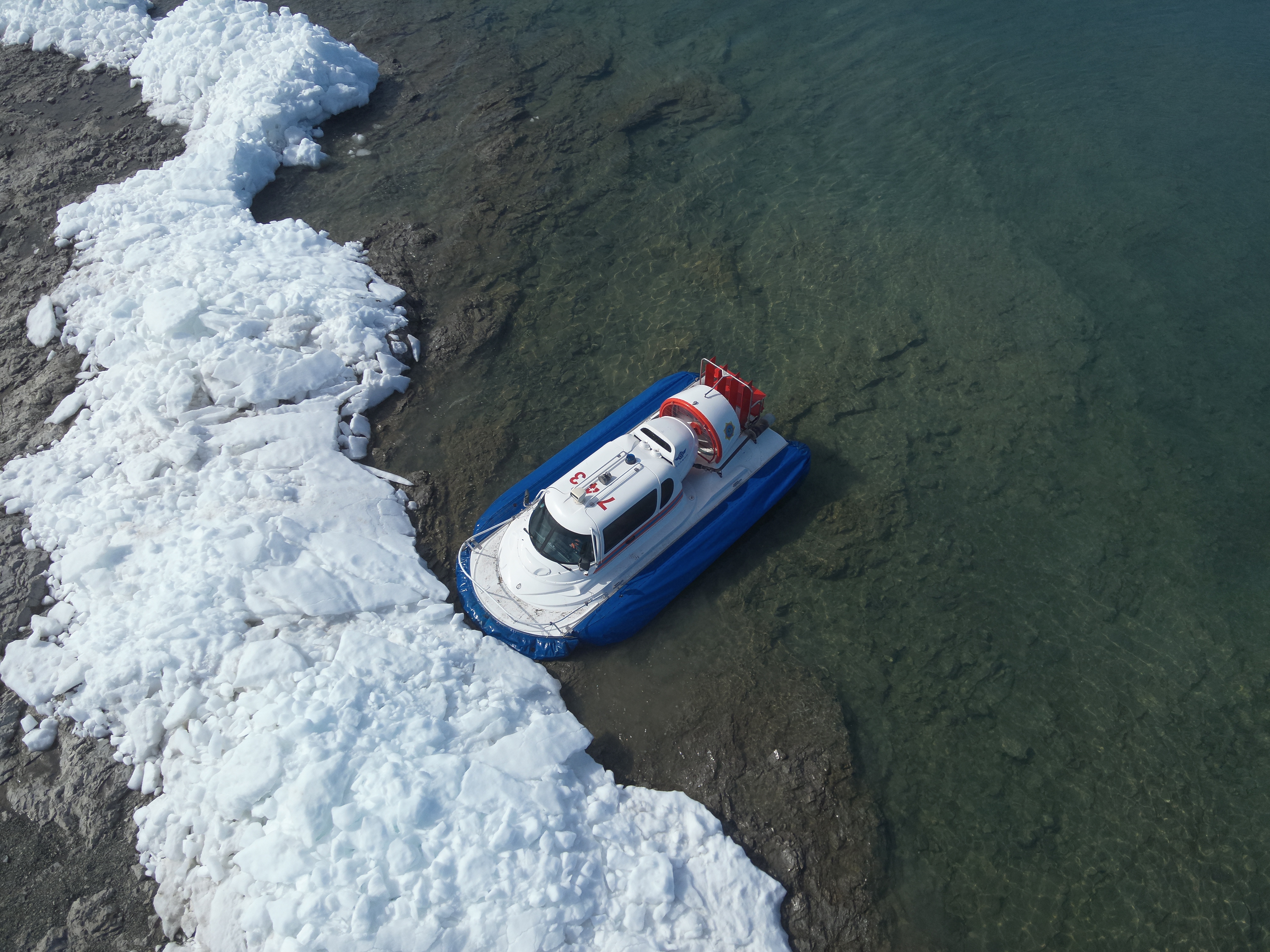 Спасатели МЧС патрулируют на озере Балхаш