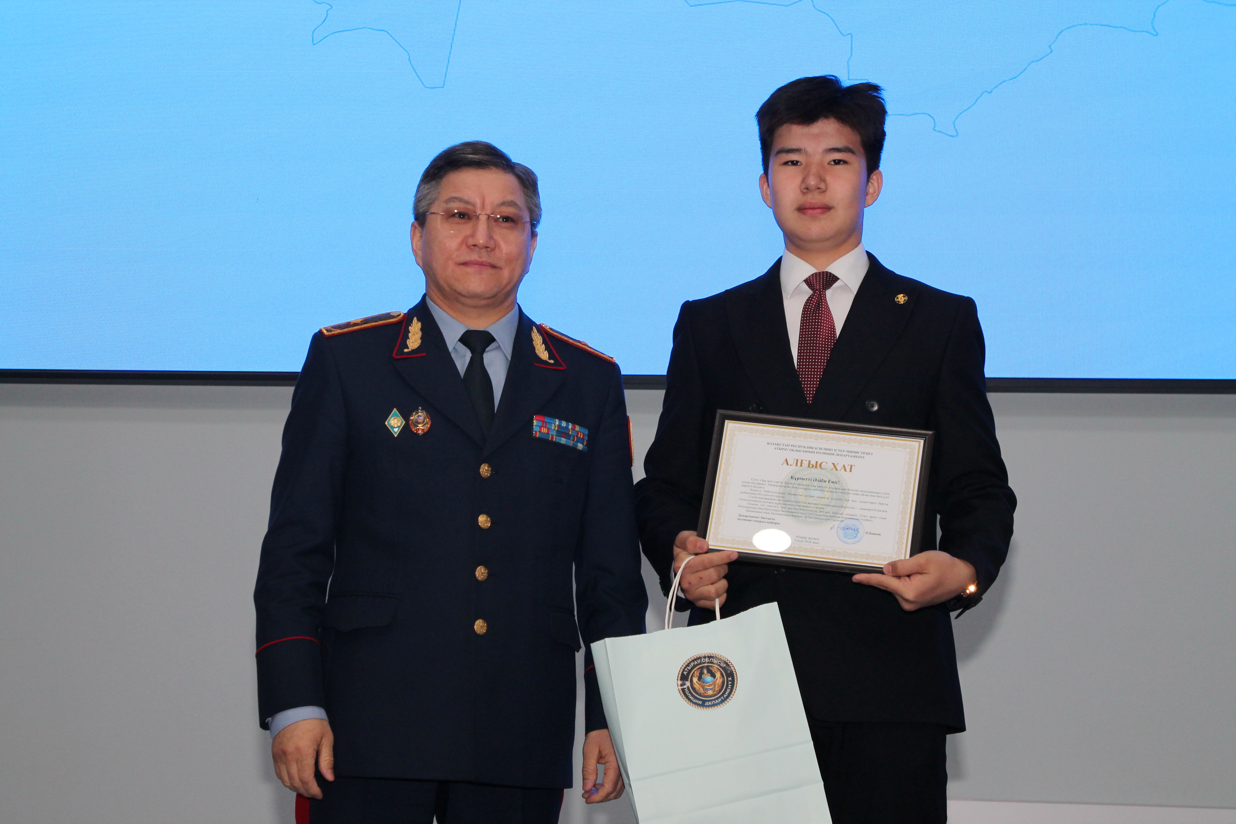 Робототехника бағытындағы жас өнертапқыштар департамент бастығына өз жобаларын таныстырды