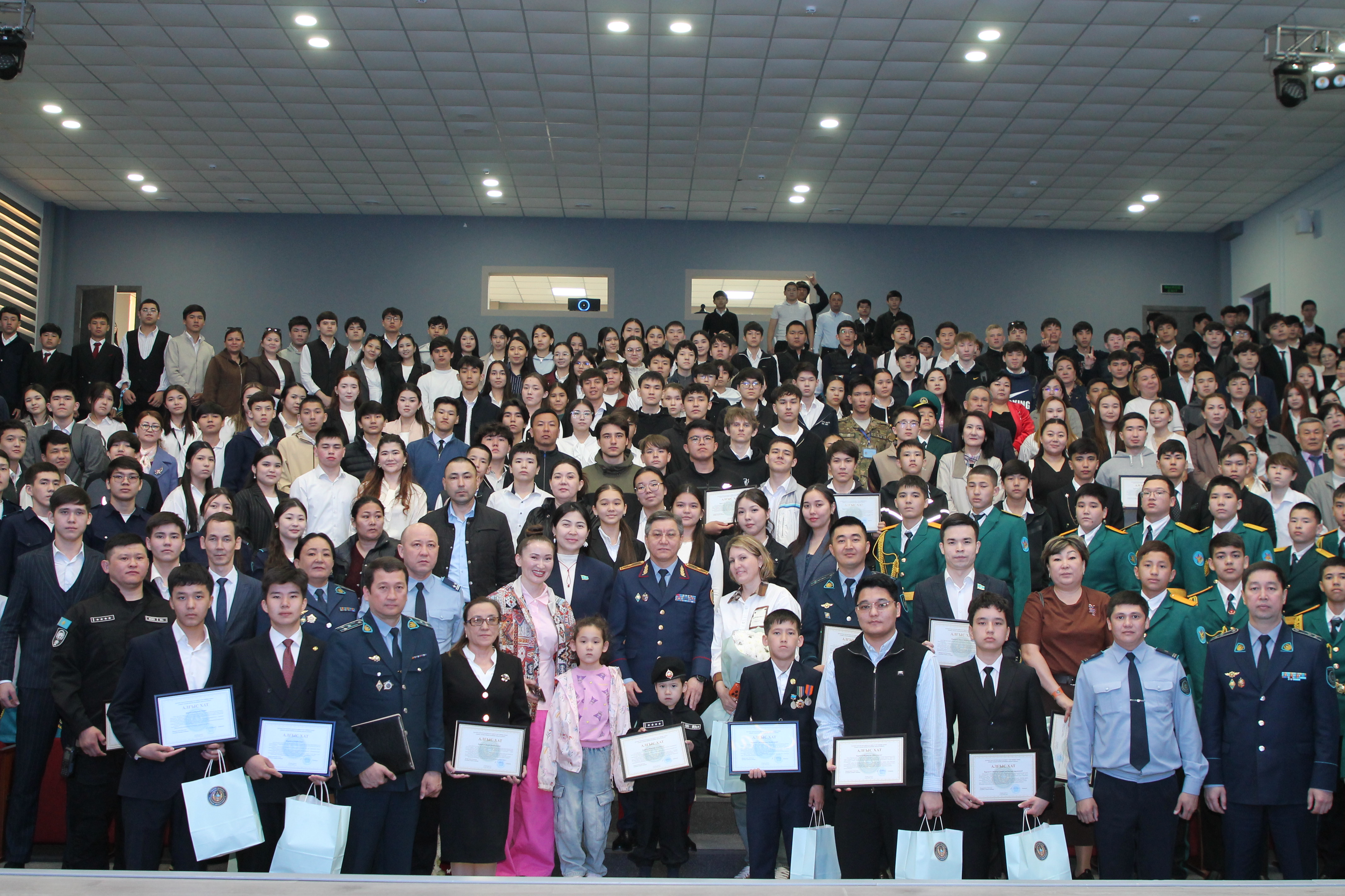 "Қауіпсіз балалық шақ кепілі": Атыраулық оқушыларға арналған ауқымды форум өтті