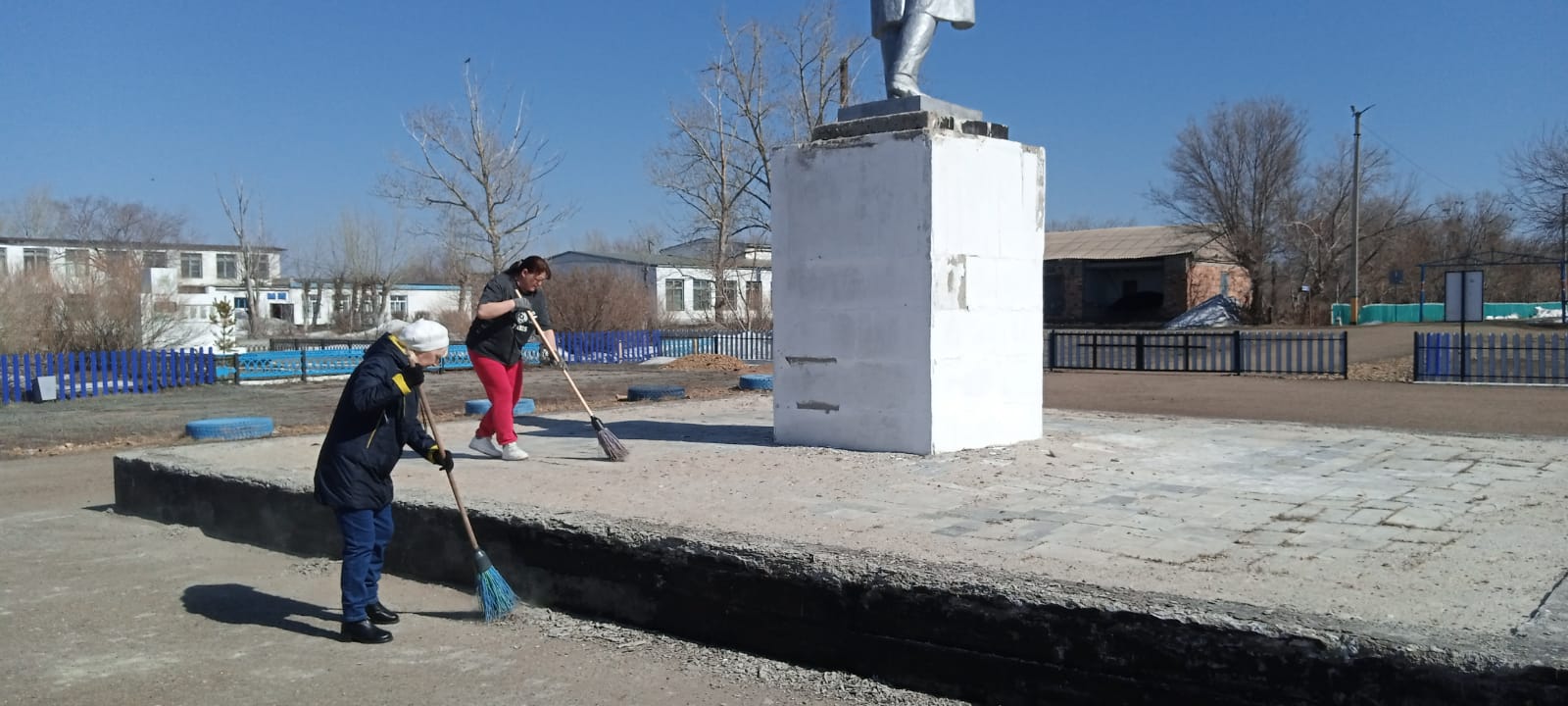 Львов ауылында Мәдениет үйінің алаңында сенбілік өтті.