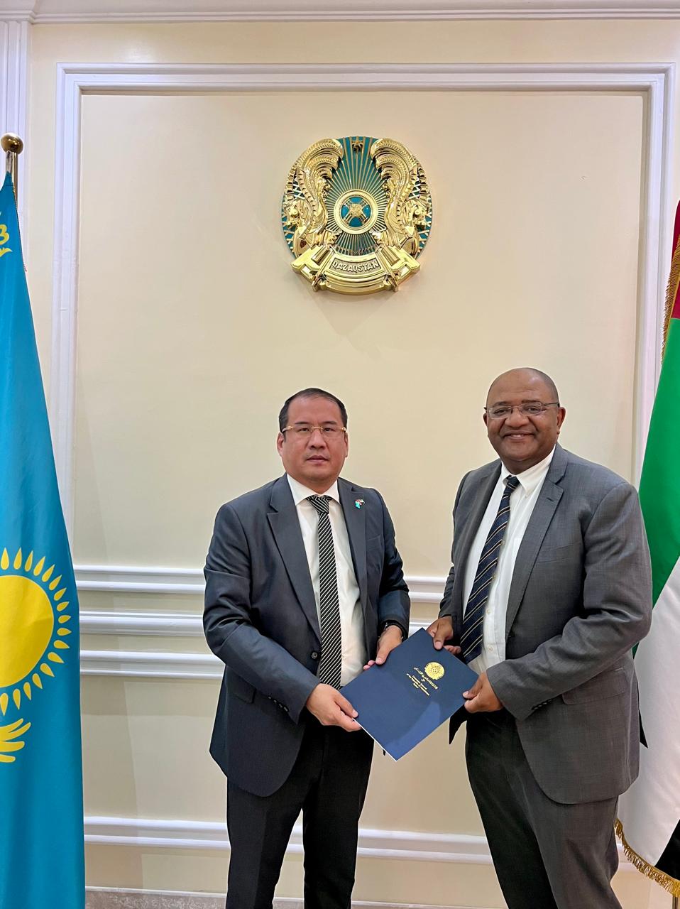 Мохаммед бин Рашид атындағы Мемлекеттік басқару мектебінің деканының міндетін атқарушы және академиялық мәселелер жөніндегі директоры Артур Кингпен кездесу өтті.