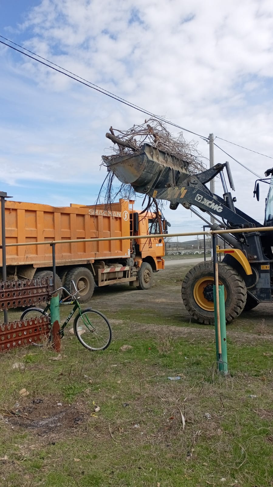 В селе Мугалжар в рамках республиканской экологической акции "Таза Қазақстан" и в целях весенней двухмесячной санитарной очистки и благоустройства проведены субботние мероприятия.