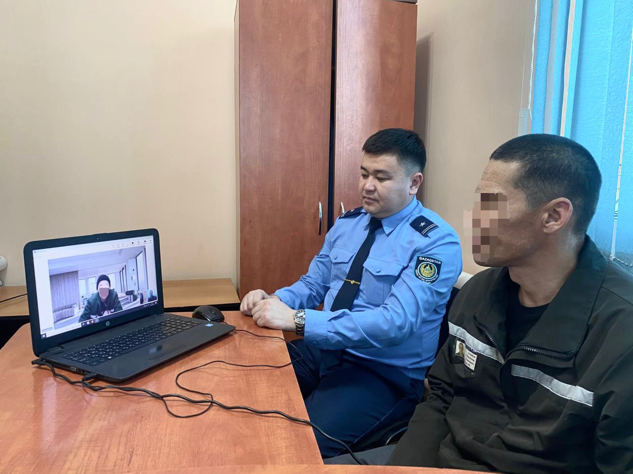 13 жыл өткен соң әпкесі мен бауыры темір тордың ар жағынан  көрісе алды.