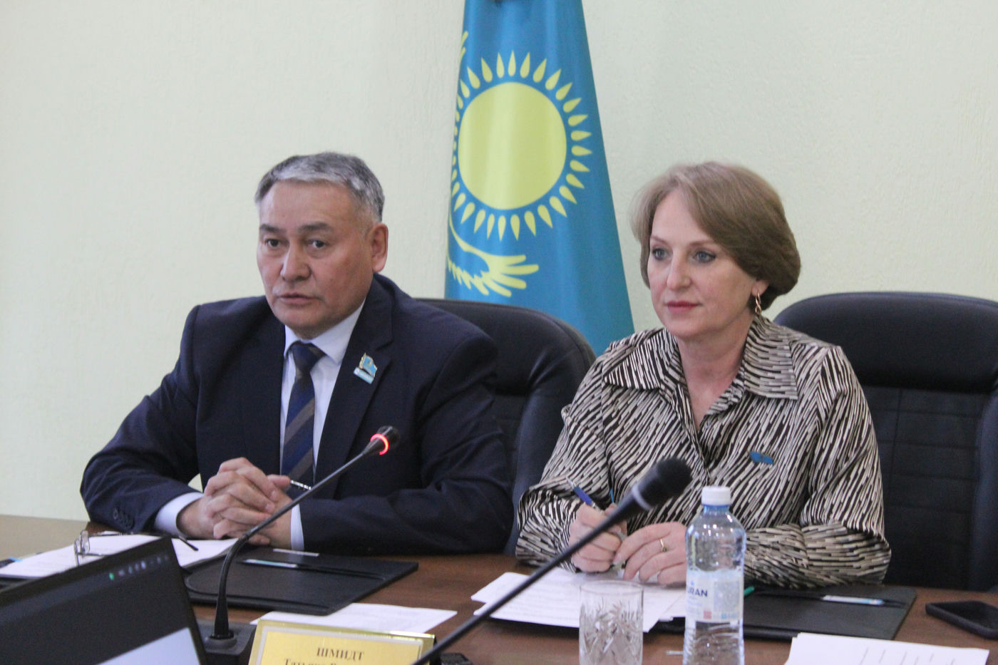 Т.Шмидт төрағалық еткен әлеуметтік мәселелер жөніндегі тұрақты комиссияның отырысында...