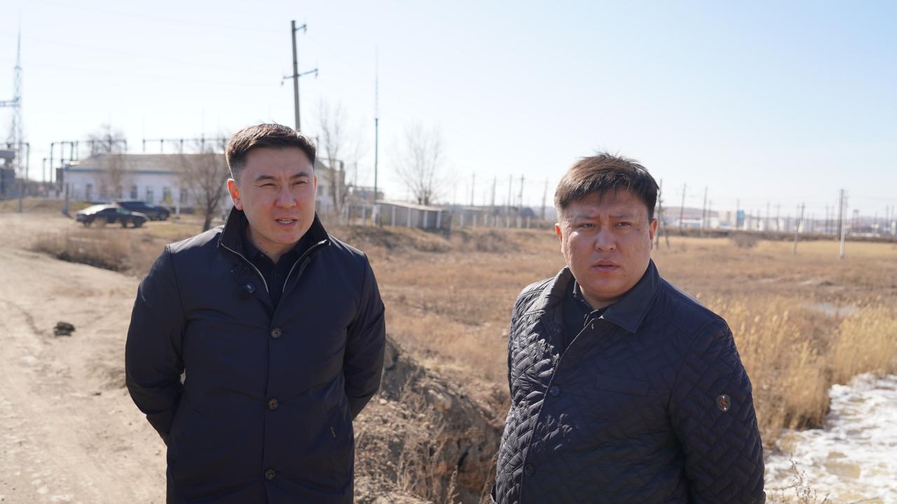 «Садовое» теміржол саяжайларында жағдай өткен жылмен салыстырғанда тұрақтырақ: Көкшетау әкімі Әнуар Күмпекеев су тасқыны қаупі бар учаскелерді тексерді