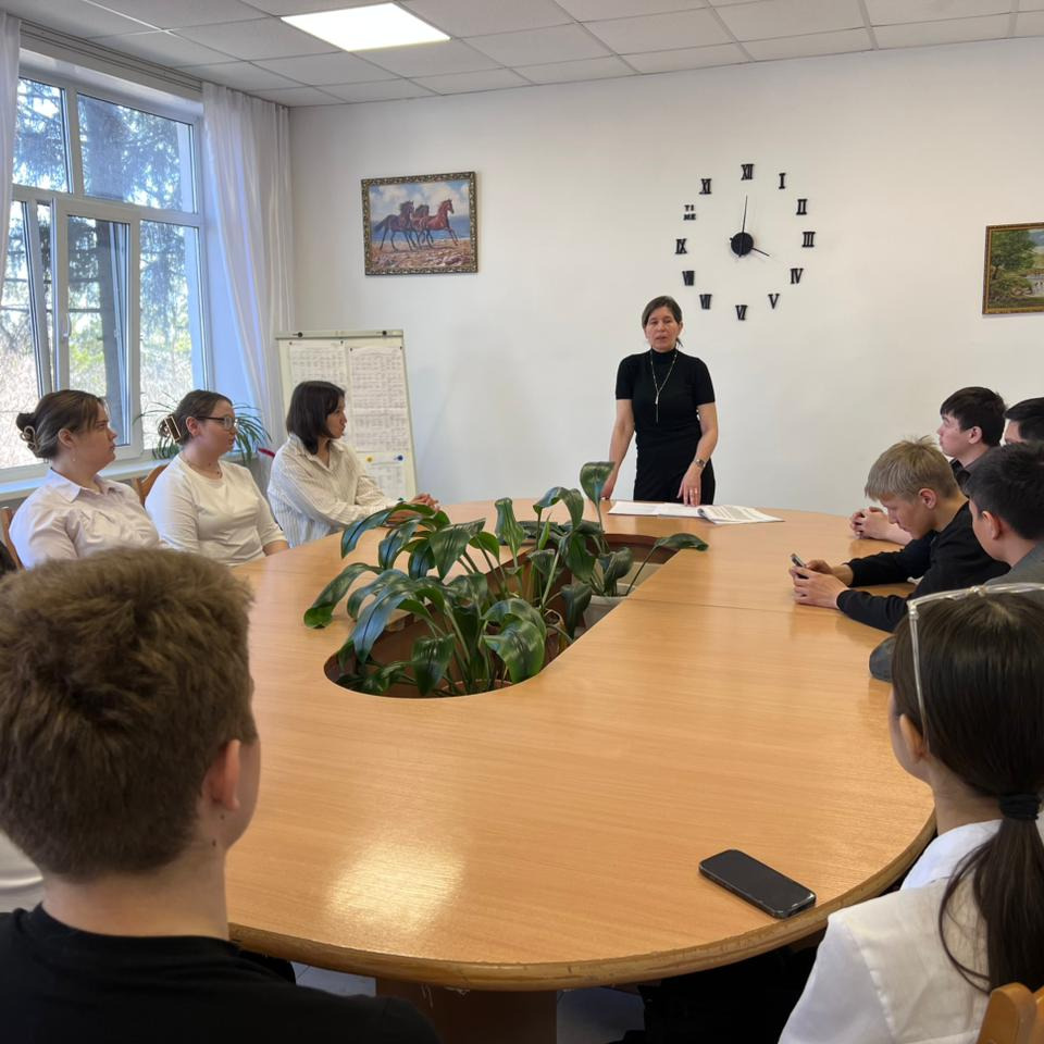 11-сынып оқушылары үшін "Білім беру-мемлекеттік саясаттың басты құндылығы: жаңа Конституцияда белгіленген басымдықтар" тақырыбында сынып сағаты