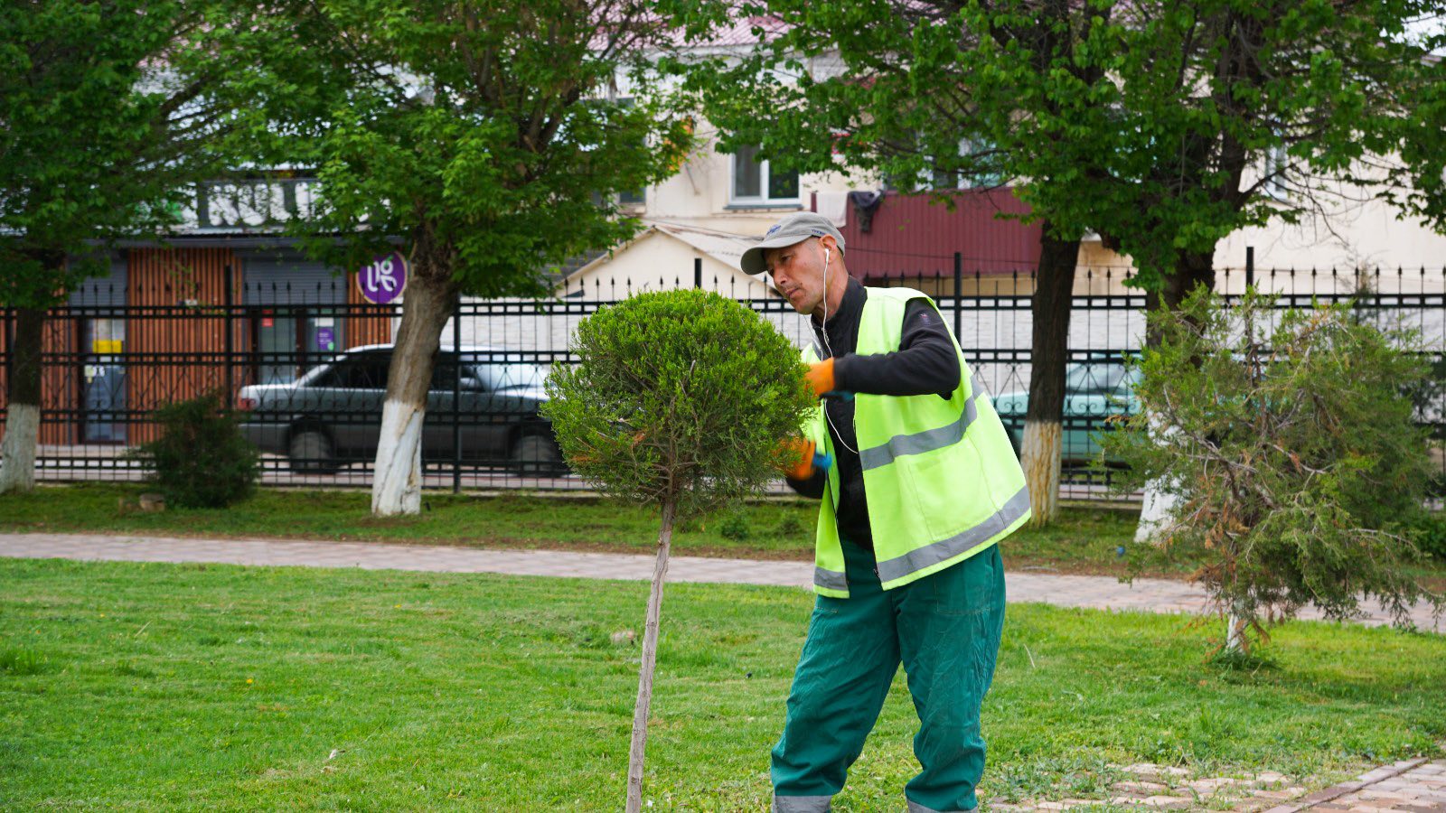 МАУСЫМДЫҚ КӨРІКТЕНДІРУ ЖҰМЫСТАРЫ ЖАЛҒАСУДА