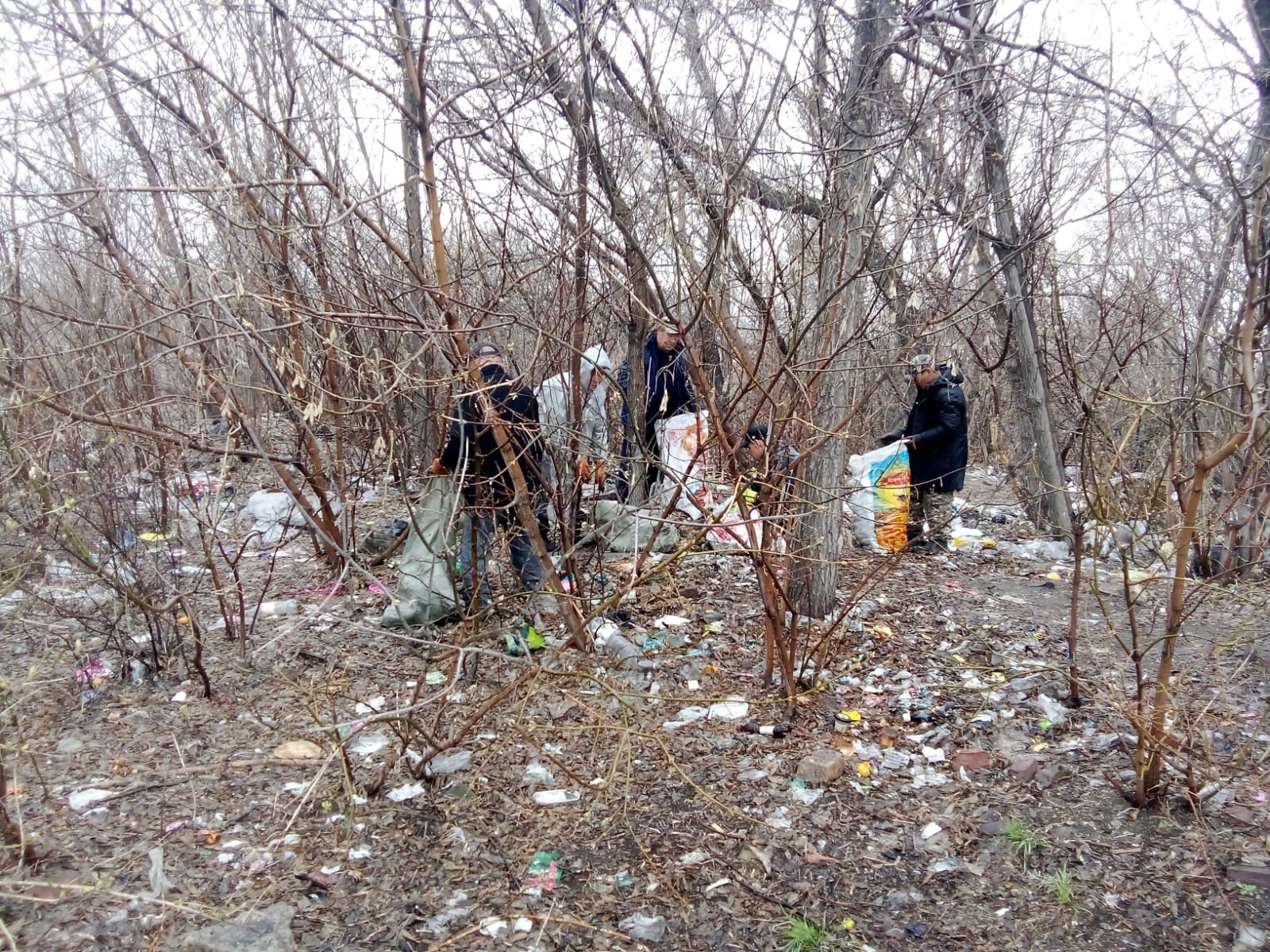 К.Маркс көшедегі қоқысты жинау