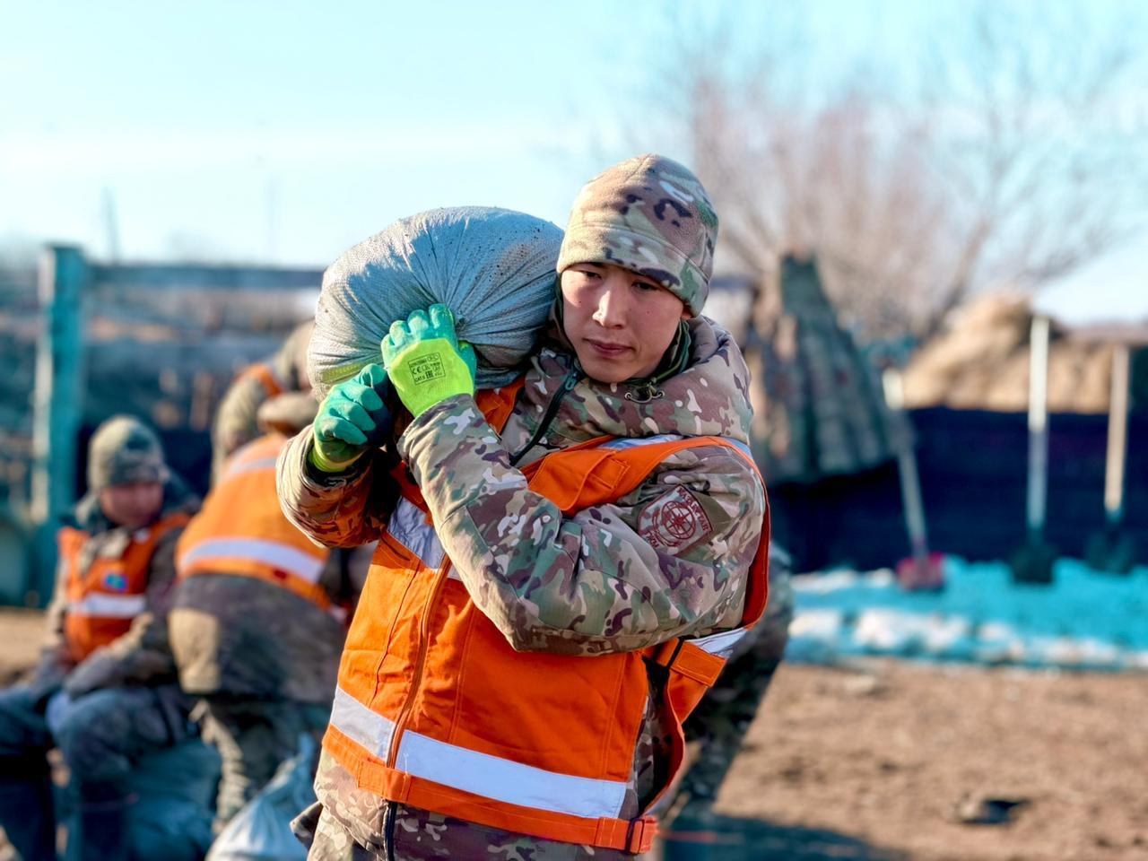 Воинские части МЧС на защите территорий от паводков