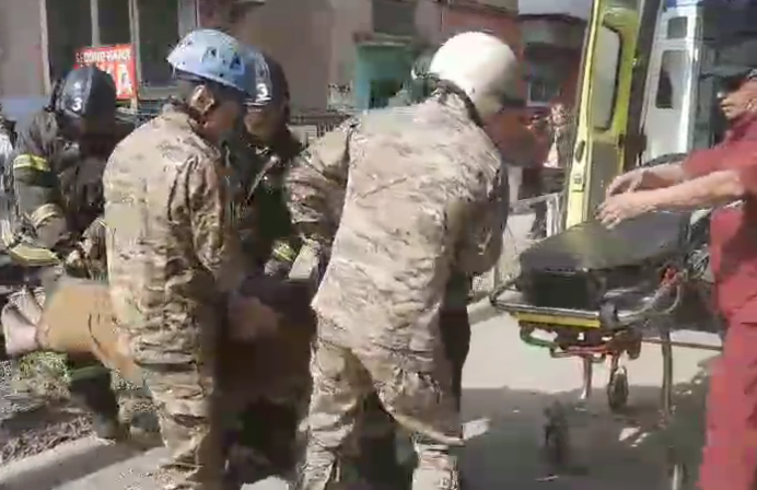 Өскемендегі өрт сөндірушілер өрт кезінде ер адамды құтқарды